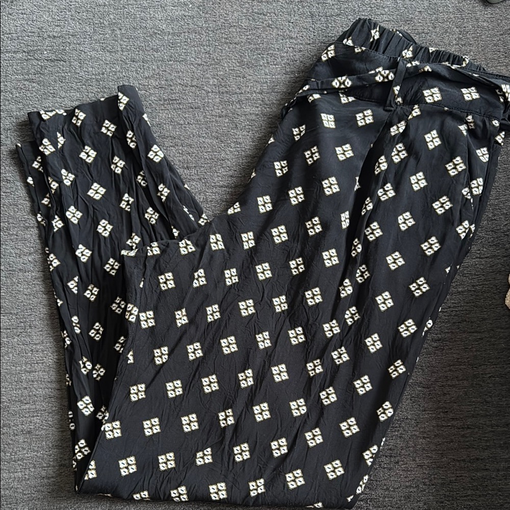 Old Navy Black and White Straight Leg Pants with Geometric Pattern